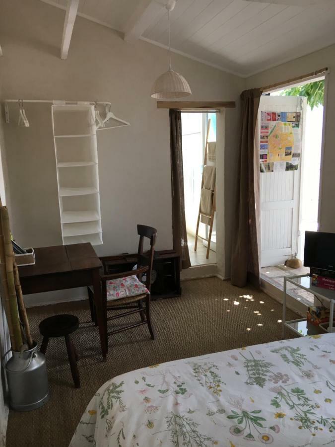 Seb&Laeti Guesthouse Saint-Laurent-dʼAigouze Εξωτερικό φωτογραφία